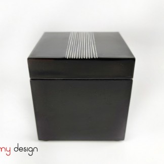 Black square lacquer box attached with striped pearl 9 cm